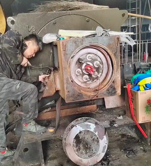 公司售后服務(wù)團(tuán)隊(duì)正在對老設(shè)備進(jìn)行維修處理